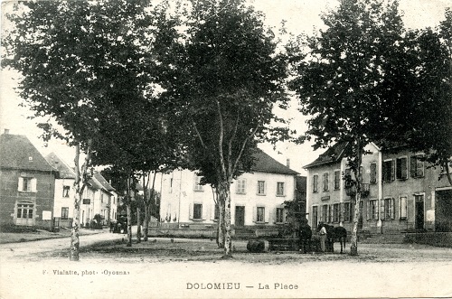 Carte postale ancienne de Dolomieu - La place