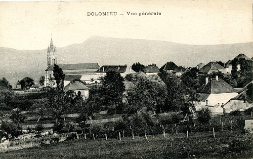 Carte postale ancienne de Dolomieu - L'églis et la mairie-école