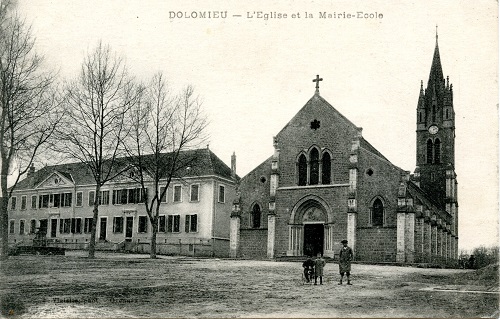 Carte postale ancienne de Dolomieu - L'église et la mairie-école