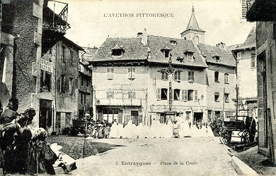 Entraygues-sur-Truyère - Place de la Croix