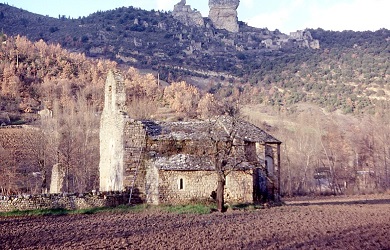 Vieille église et rocher de Peyrelade