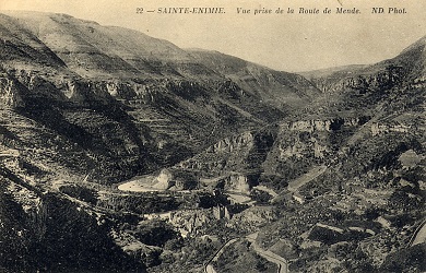 Sainte-Enimie vue de la route de Mende